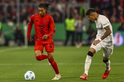 Michael Olise y Piero Hincapié del Leverkusen durante el partido de Copa Ecuador.