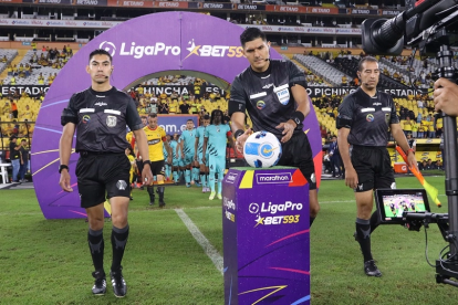 El árbitro central Bryan Loayza (i) ha estado presente en tres finales de LigaPro