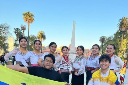 Grupo de estudiantes ecuatorianos en Argentina.