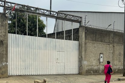 Afuera de esta empresa dejaron un artefecto explosivo que no detonó.