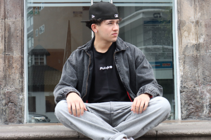 Blanko ganó popularidad haciendo remix de canciones en TikTok. Actualmente 1.4 millones de personas lo escuchan al mes en Spotify.