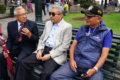 Tres héroes mantienen una tertulia en la Plaza Grande, en el Centro Histórico de Quito.