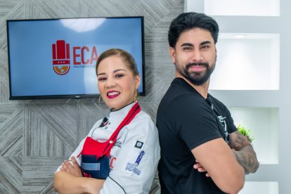 Fercho Gómez junto a su maestra, la chef Alexa Martillo.