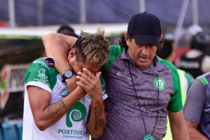 El técnico paraguayo Raúl Duarte (d)  es responsable de que este año Cocacho haya vuelto al fútbol tras siete años de haberse retirado.