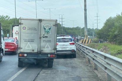 El cuerpo fue encontrado en una zona de lodo y maleza, a un lado de los carriles en sentido sur - norte de la Perimetral