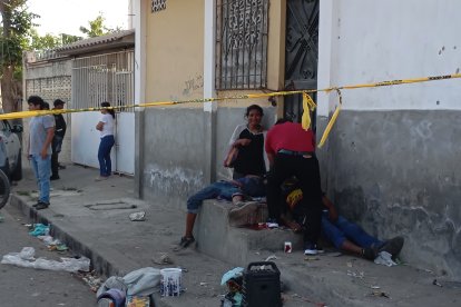 Las víctimas frecuentaban la vereda que está afuera de una vivienda abandonada.