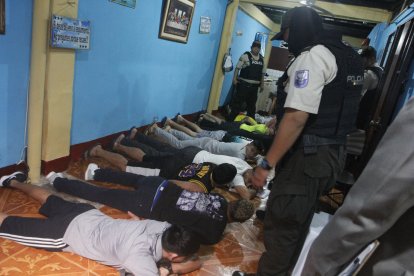 En las clínicas irregulares se encontraban personas aglomeradas en precarias condiciones.