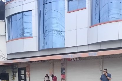 El cuerpo de la víctima en Esmeraldas quedó en la acera.