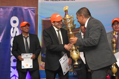 Marcelo Saquisilí recogió el trofeo de campeón del Mundial de 40. Atrás a la izquierda, su dupla, Stalin Herrera.