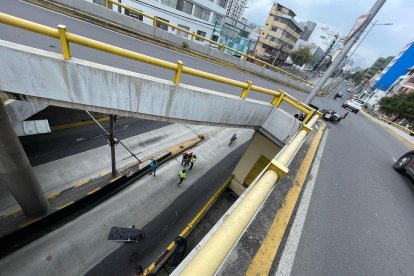 Los ocupantes de la motocicleta cayeron por este puente.