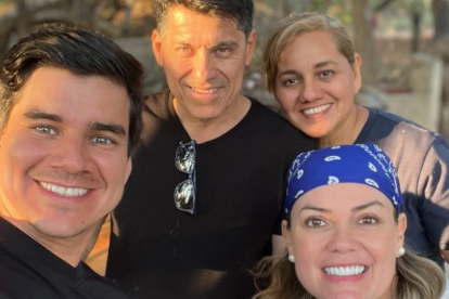 Isaac Delgado con su familia