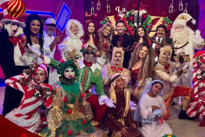 Jorge Heredia junto a los miembros de la Dinastía Flores.