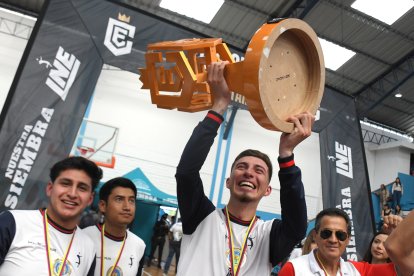 Julio ‘El Ruso’ Morales levanta el trofeo de la Ecuacup, torneo donde la U. Central pasó  de ser el ‘patito feo’ al campeón.