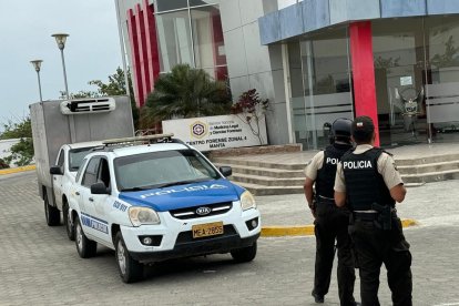 Autoridades investigan el hallazgo de tres cadáveres en Canoa.