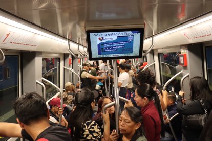 En horas pico el sistema se llena, pero entre el día los viajes son más holgados, aunque siempre hace calor.