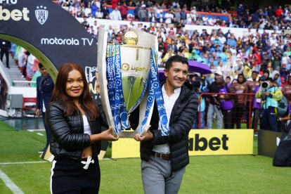 Neisi Dajomes y Richard Carapaz, medallista de Oro en Juegos Olímpicos con el trofeo de LigaPro.