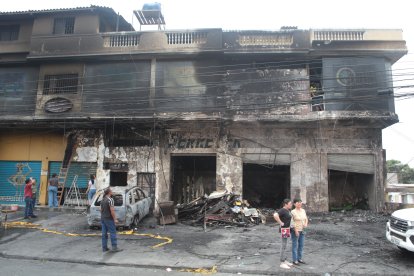 El local de venta de colchones, en la planta baja, se quemó totalmente.