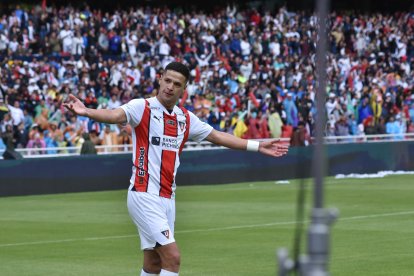 Álex Arce abre el marcador para Liga de Quito en la final ante Independiente del Valle