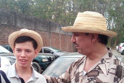 El compadre Garañón junto a Neiser Herrera, el fan que padece el Síndrome de Gravet.