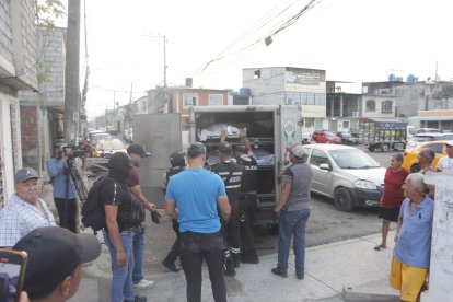 Policías retiraron los cuerpos de las víctimas, para llevarlos hacia la morgue policial.