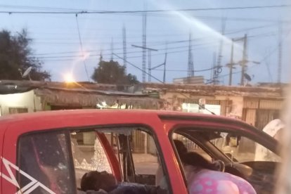 En este vehículo aguardaban los dos hermanos afuera del hospital de Playas.