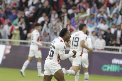 Jhojan Julio fue clave para el triunfo de los albos ante los rayados.