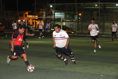 El torneo de fútbol 8 se lo juega en la cancha Divino Niño de Durán.