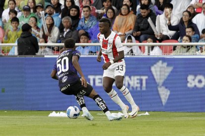 Los albos lograron una ventaja de tres goles en la primera final ante los rayados.