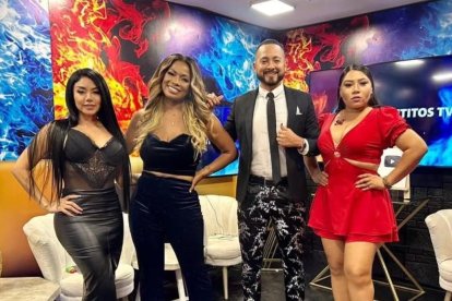 Angye Macías (de rojo) junto al panel del programa Calientitos.