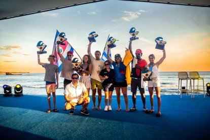 Mimi recibió el trofeo como la #1 del continente en El Salvador, durante el último torneo ALAS junto al resto de campeones por categoría.