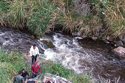 El carro y los pasajeros en su interior rodaron a unos 100 metros de la quebrada, cerca al río.
