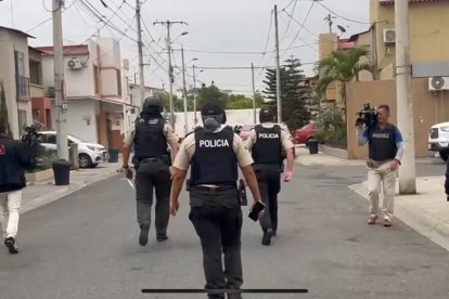 Los uniformados llegaron hasta algunas urbanizaciones de La Aurora.