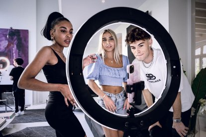 Para monetizar, estudios explican que es necesario crear contenido constante.