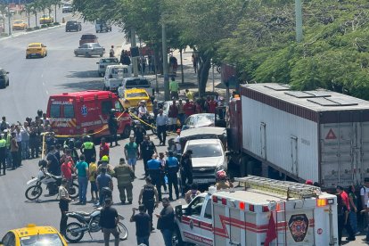 En Manta, un accidente de tránsito ocasionó un caos.