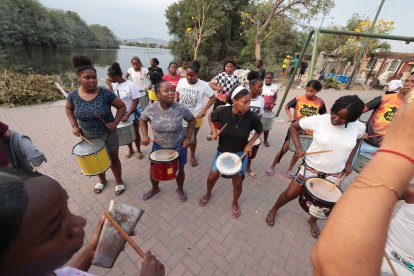 Ensayo de Batucada Popular cerca de una orilla del estero Salado, en Nigeria.
