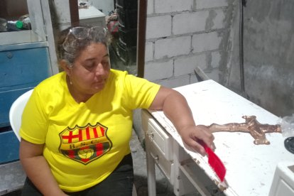 La madre se aferra a un crucifijo para pedirle a Dios que le traiga a su hijo con vida.