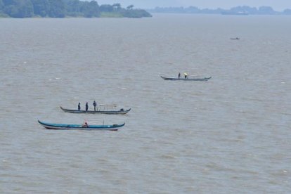 Pequeñas embarcaciones navegan a diario por el río Guayas.
