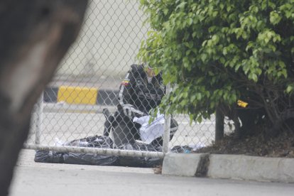 Personal especializado abrió los paquetes abandonados en el Albán Borja.