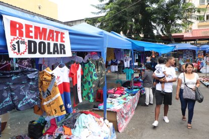 Comerciantes han tenido que bajar los precios para adaptarse al bolsillo del cliente