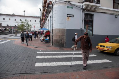 Los adultos mayores son quienes más padecen al cruzar una vía en el centro Histórico de Quito.
