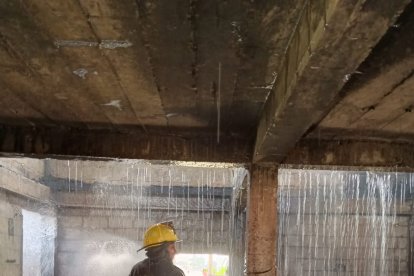 Los bomberos presumen que la tragedia se generó por un cortocirtuio dentro de la vivienda.