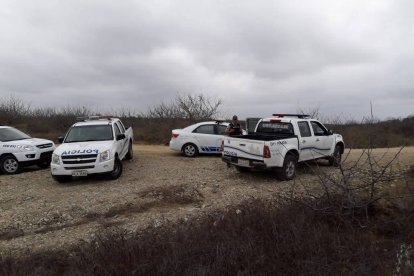Los policías buscan a los responsables del crimen.