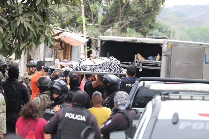 En medio del dolor de los familiares de las víctimas los cuerpos fueron embarcados en el carron de Medicina Legal y llevados al Laboratorio de Criminalística y Ciencias Forenses.