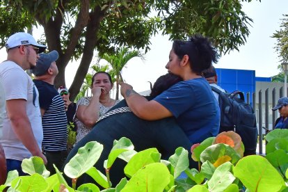 Familiares de José Luis Solórzano y Jean Carlos Toala acudieron a la morgue para retirar sus cuerpos.