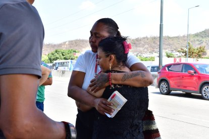 Los familiares de la adolescente asesinada se consolaban entre ellos.