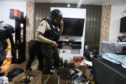 La Policía allanó una vivienda que era utilizada como laboratorio para envasar licor 'trucho'.