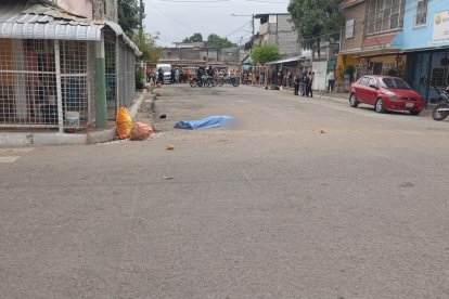 El cadáver del sospechoso quedó tendido en la calzada, desde donde fue retirado por agentes policiales que llegaron hacia el sector.