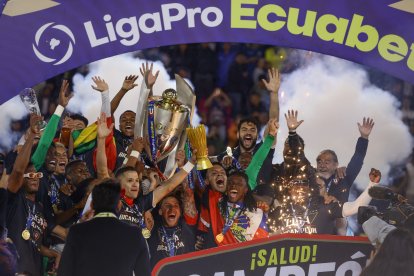 Los jugadores de Liga de Quito en pleno festejo, tras la premiación LigaPro.