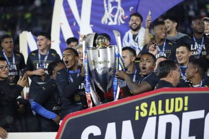 Daniel de la Cruz (i) y su felicidad tras quedar campeón con Liga de Quito.
