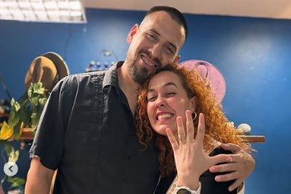 Alondra Santiago al lado de su prometido.